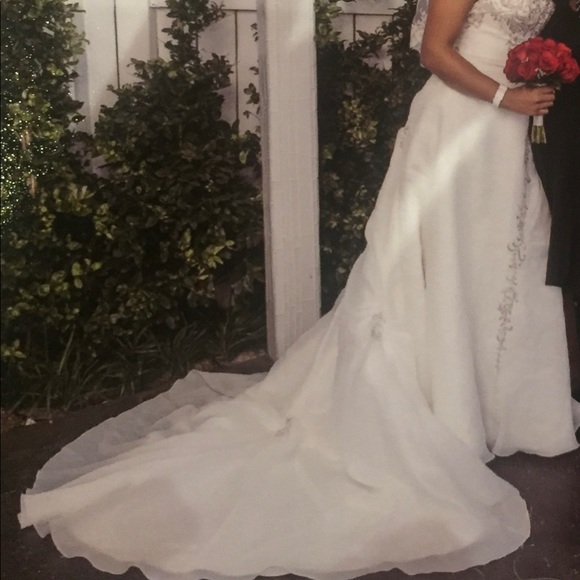 Unbranded Wedding Dress. Size 10. Slightly altered. - Picture 7 of 8